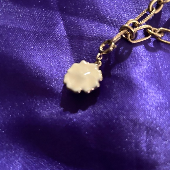 VTG Enamel flower and gold tone toggle clasp bracelet. Quite pretty!! - Picture 4 of 6